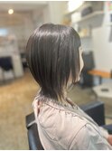 外ハネミディアム透明感ダークアッシュ白髪ぼかしイメチェン
