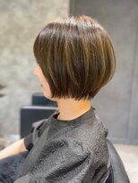 プラスイズム ヴェレン(PLUSISM Velen)&nbsp;立体感カラーの前下がりショートボブ