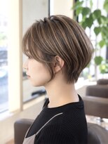 ウーラ 三条店(uura)&nbsp;大人の白髪ぼかし×丸みショート
