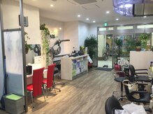 ヘアーオアシス(HAIROASIS)の雰囲気（入り口からの店内）