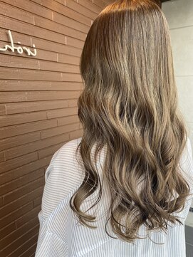 イロハ(iroh) ロングヘア/イルミナカラー/透明感/韓国ヘア