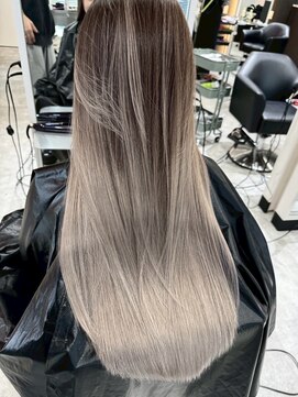 エイチ(H) xブリーチ/ホワイトグレージュ/レイヤーカット/チェリーブラウン