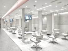 ショートカット/ショートボブ AFLOAT TOKYO Smart Salonの雰囲気（開放感のある明るい店内）