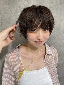 エアー 青山(AIR) 丸みショート前下がりセンターパートハンサムくびれショート