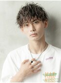 モテるメンズハイライト束感ショート波巻きツーブロックマッシュ