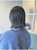 切りっぱなし外はねボブエモージュカラーグレージュ