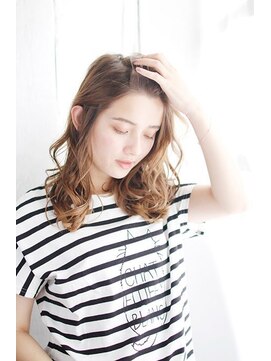 プティルカ(PutiLuca D.C.) かきあげ前髪のセミウエットカールスタイル