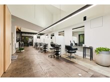 施術が長い縮毛矯正だからこそ広い店内、半個室、完全個室の店内でリラックスして過ごせるように