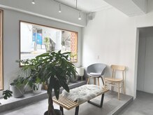 2195ヘアー 世田谷代田(2195hair)の雰囲気（明るくシンプルな店内でリラックスしていただけます/髪質改善）