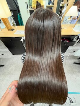 カミエ(kamie) ロングヘアを柔らかブラウンに。上質な艶感で魅せる大人スタイル
