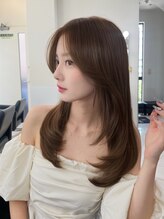 シャチュー(SHACHU)&nbsp;顔周りレイヤーカットに、柔らかなブラウンベージュで透明感を◎