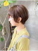 アッシュブラウン、マニッシュショート、耳掛け、ショートボブ
