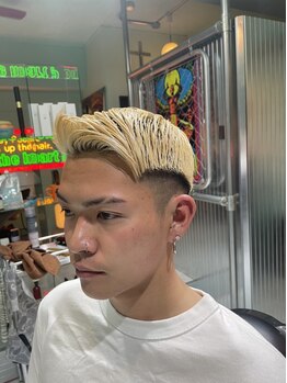 ソースバーバーズ(Source BARBER's)の写真/無難なスタイルにおさめない、オシャレにワンランク格上げしてくれるデザインのショートカットが特に人気。