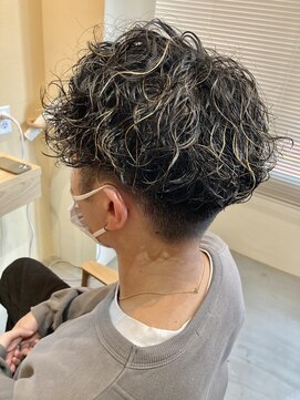 ソウス リーベ(SOURCE liebe) ハイライト刈り上げスパイラルパーマ【佐藤和弥】