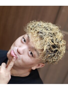 バーバーショップ スバル(BARBERSHOP SUBARU) ＜理容室＞＜バーバー＞金髪テーパーフェード