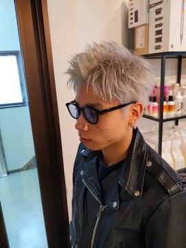 コワファーストナガサキシャンプーボーイ(COIFF1RST NAGASAKI SHAMPOO BOY) スパイキーショート×ホワイトカラー