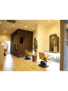 「美しい女性」を創り上げる美髪を叶える―。傷んだ髪でも、思わず触りたくなるようなツヤ感溢れる質感へ。