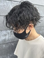 ヒュイル バイ ニアウ(Hwyl by Niau) メンズセンターパート波巻スパイラルパーマニュアンスパーマ眉毛