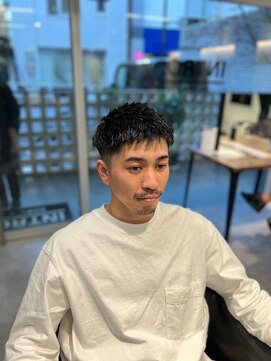 イントロバイフィーネ 渋谷(INTRO . by Fi-Ne) 【INTRO./渋谷】刈り上げ短髪アップバングクロップショート