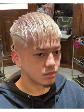 エイトメン 上野店(EIGHT MEN) ホワイトカラー×スキンフェード201103