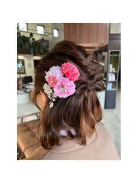 サロン クラッチ クリエイティブ コンセプト(salon CLUTCH creative concept) くるりんぱハーフアップ