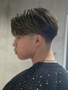 メッツ 原宿(METS) MEN'S/ハイライト×毛流れセンターパート/テーパーフェード