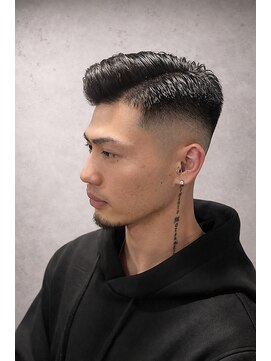 ワンワンオー バーバーショップ 長浜店(@110 BARBER SHOP) サイドパート × スキンフェードで創る、唯一無二の存在感