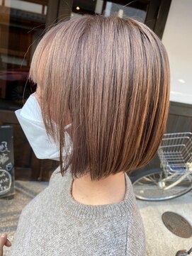 ノウェム バイ シーラス(novem by cirrus) 前下がりボブ／くすみベージュ20代/30代/40代/50代