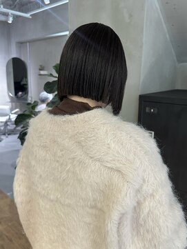 ニキータ(Nikiita) 〈バッサリカットでボブスタイル/アッシュベージュ〉