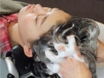 カットスタジオ アルバ(Cut Studio ALba)の写真/【リピート率80％】寝る程気持ち良いと好評♪ヘッドスパ専用のシャンプー台有★staff全員ヘッドスパ認定者!