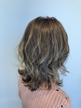 シー(S.H.E) 透け感ハイライトカラー