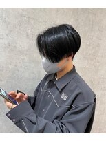 ヘアーワークス ボナ(HAIR WORKS bona.)&nbsp;前下がり毛流れセンターパート スーツ短髪 韓国風 ダウンパーマ