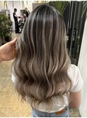 ロングに似合うコントラストバレイヤージュ
