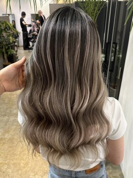 メリー オオサカ(Merly Osaka) ロングに似合うコントラストバレイヤージュ