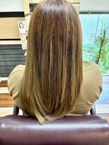 アロマエミュー(aroma emue) ハイトーンのグレイカラーで仕上げたストレートロング