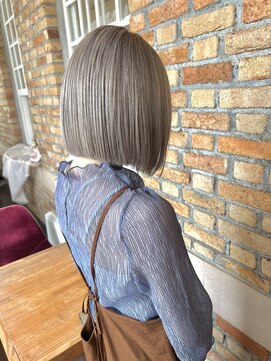 ココロヘアー マド(Cocolo hair MADO) モノトーンカラー|切りっぱなしボブ|ハイトーン20代/30代/40代
