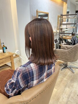 ジーニー(GeeNY) 外ハネロブ＋レッド系ヘアカラー