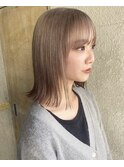 ホワイトブロンドくすみベージュ外ハネボブイメチェンミディアム