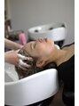 ヘアーズ クラール(Hair's curar) マッサージシャンプーで、緊張をほぐしヘッドスパを行います。