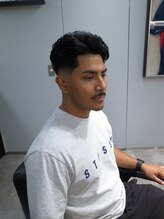 イントロバイフィーネ 渋谷(INTRO . by Fi-Ne)&nbsp;バーバーナチュラルオールバックミドルスキンフェード/渋谷