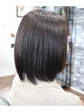 ウィスカーヘアー(whisker hair) ナチュラルベージュ　ストレートボブ