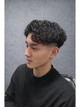 ワンワンオー バーバーショップ 長浜店(@110 BARBER SHOP) 色気増し】濡れ髪で決まる。強めスパイラル×マッシュフェード