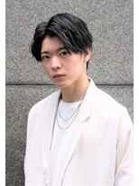 ノイセル(Noisyle)&nbsp;センターパートツーブロック刈り上げスーツ短髪ニュアンスパーマ