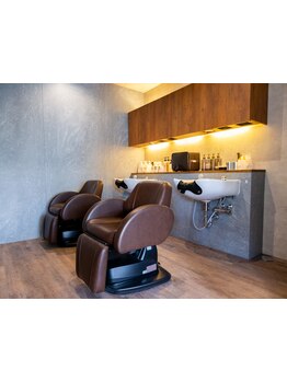 大型店が苦手な方にもオススメ◎ 4席のみのプライベート空間で周りを気にせずリラックスしたサロンタイム♪