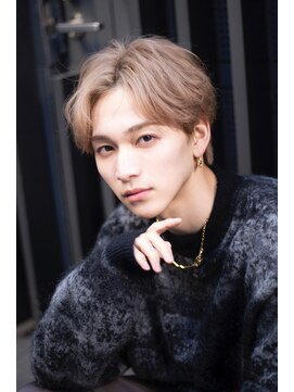 ユーフォリア 渋谷グランデ(Euphoria SHIBUYA GRANDE) 束感マッシュ　フェザーショート　毛流れ　ミルクティカラーｋ