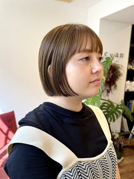シアン ヘア デザイン(cyan hair design) 【cyan】ブリーチなし明るめオリーブベージュ × ミニボブ