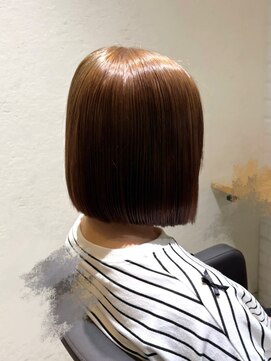 カーラ(Cara) 明るめベージュカラー × ミニボブ