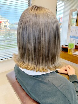 ラ メール ヘア デザイン(La mer HAIR DESIGN) シルバーカラー×外ハネボブ