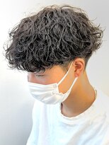 ササ ウメダ(33 UMEDA)&nbsp;刈り上げ高めツーブロックマッシュ波巻きスパイラルパーマ