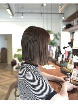 ルート(root) 前下がりボブ くすみベージュ 切りっぱなし 束感